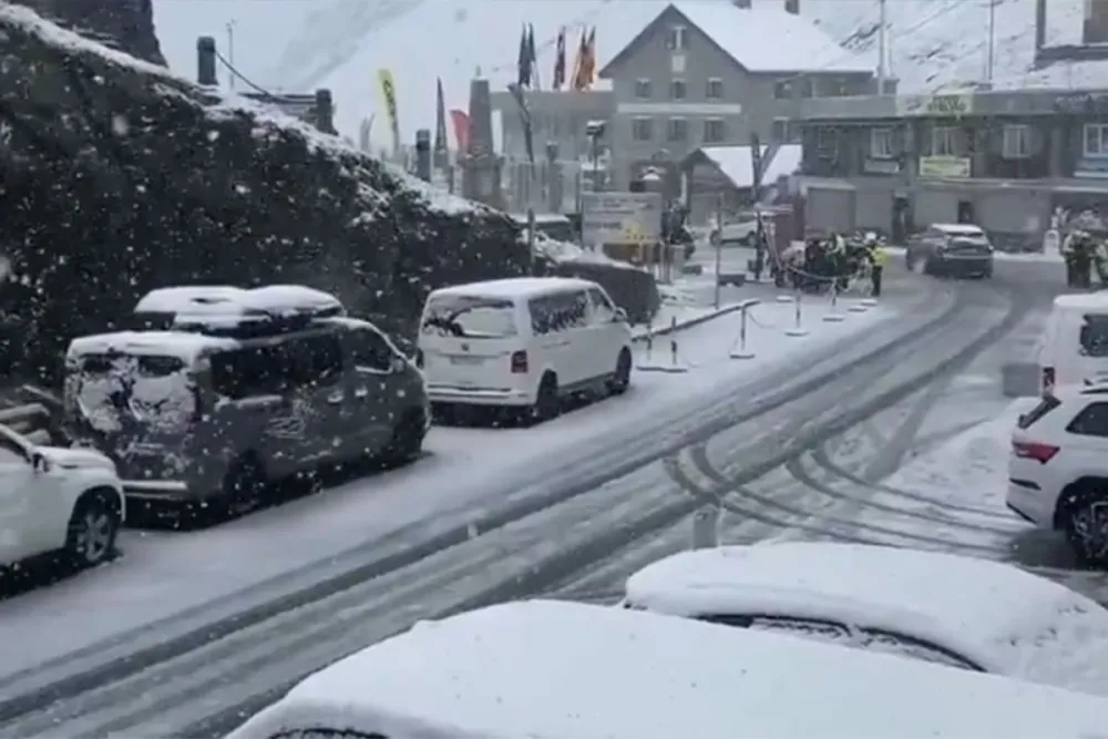 Od toplotnog talasa do snijega: Zabijelio se čuveni italijanski prevoj Stelvio
