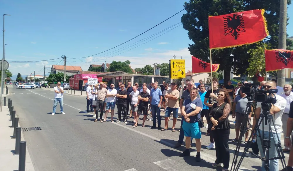 Protest stanovnika Op&scaron;tine Tuzi: Kuće Rakića ne daju, žaliće se evropskim sudovima