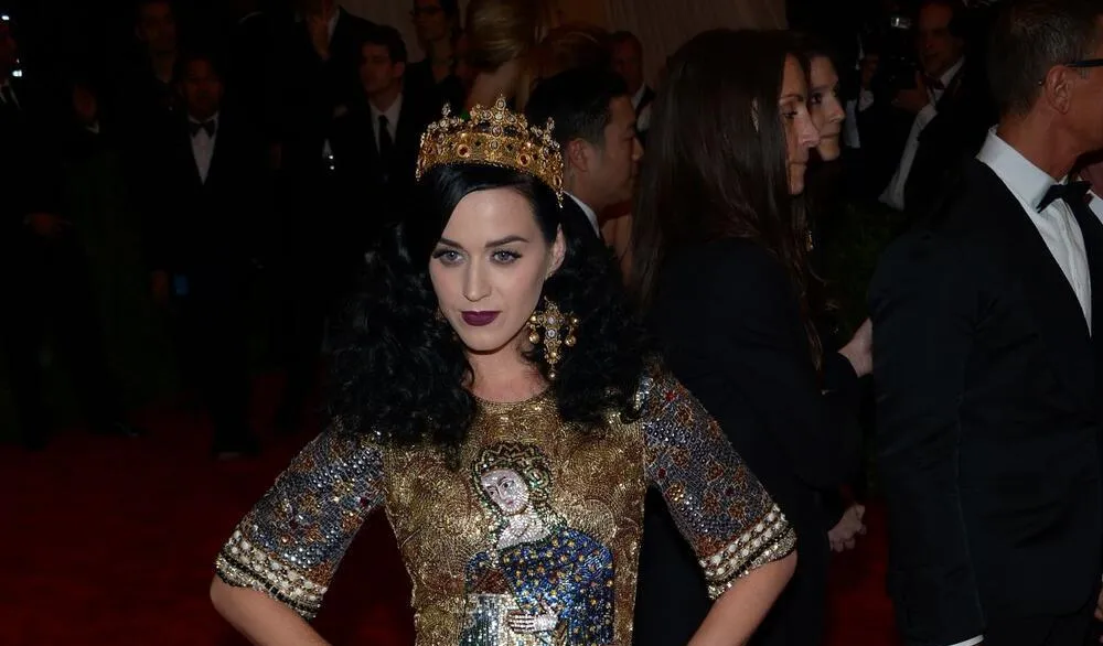 Keti Peri objavila novi singl &ldquo;Watch It Burn&rdquo;