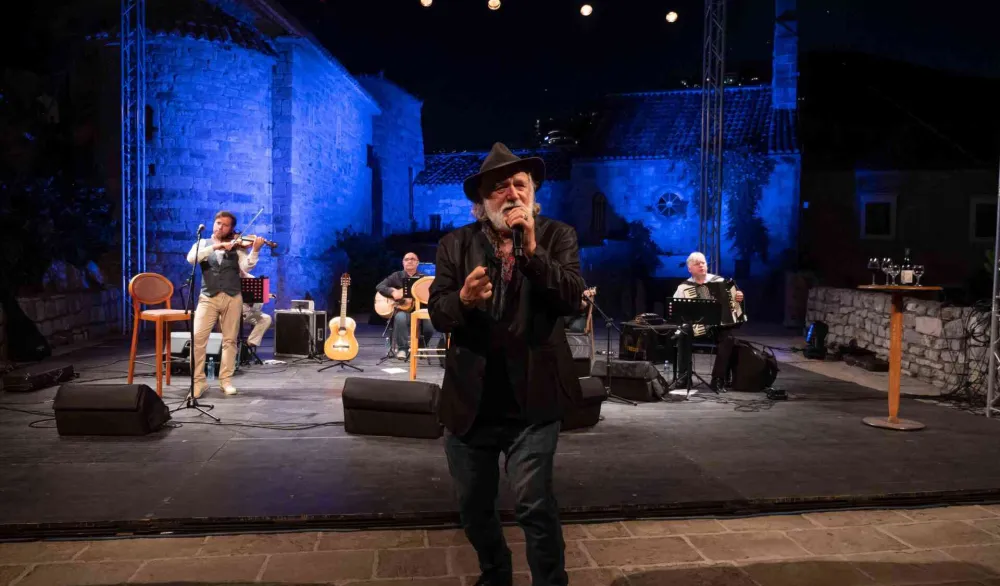 Rade &Scaron;erbedžija i Zapadni kolodvor - koncert "Jesen stiže, dunjo moja"