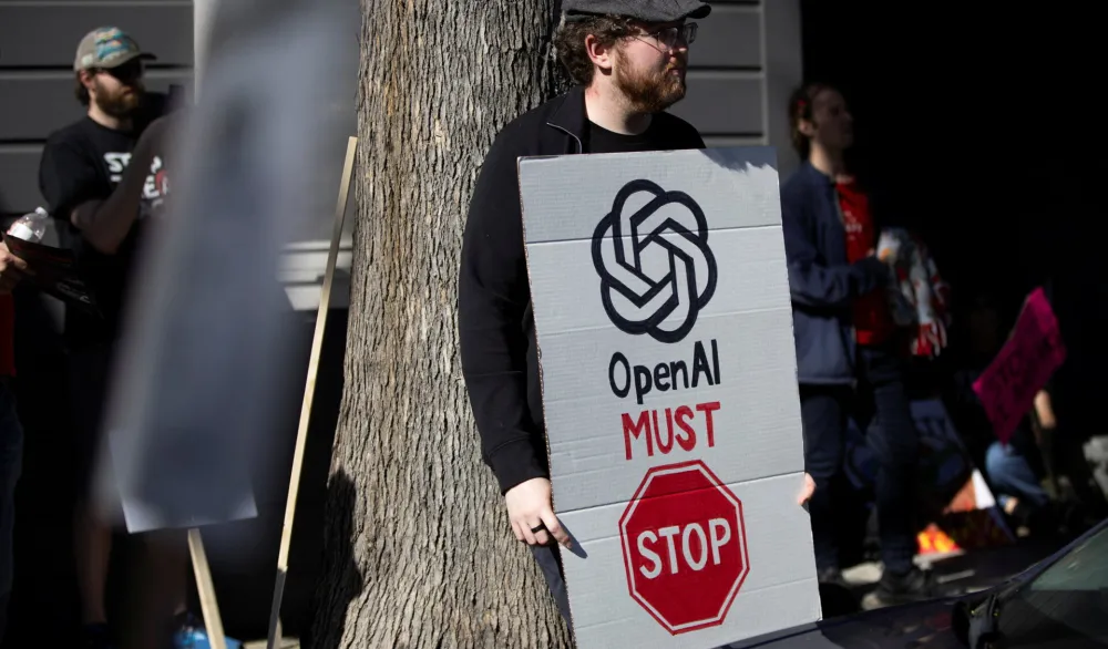 Demonstranti protestuju ispred kancelarije kompanije xAI, pozivajući na pauzu u razvoju vje&scaron;tačke inteligencije, u San Francisku, Kalifornija, SAD, 21. marta 2026. godine.