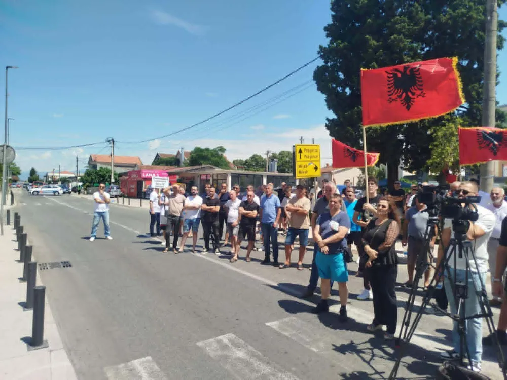 Sa protesta &bdquo;Malesija se ne smanjuje&rdquo; održanog u Tuzima poručeno: Drže za svoje Kuće Rakića, Kaženik, dio Fundine...