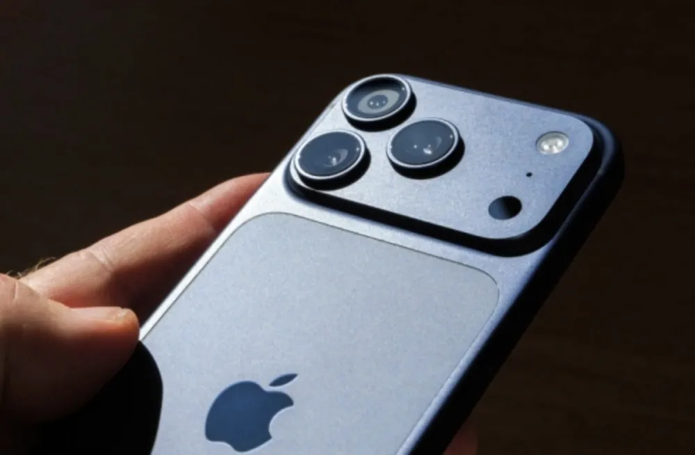 Istorijski skok za Apple: iPhone 18 Pro Max baterijom "&scaron;ije" i Samsung