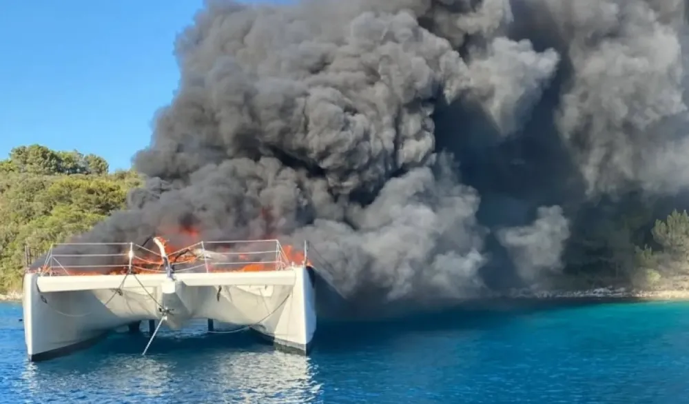 Izgorio katamaran kod ostva Hvar