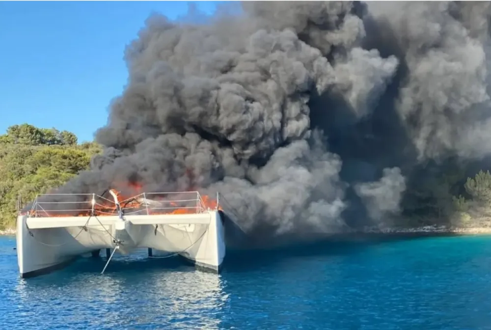 Izgorio katamaran kod ostva Hvar