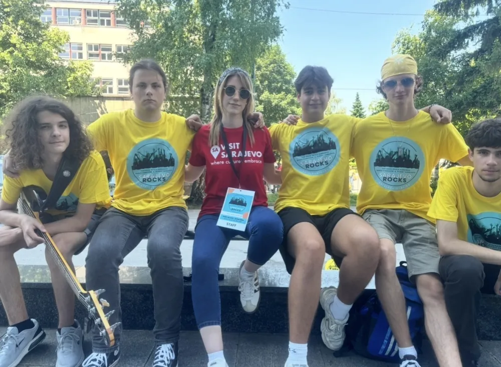 Članovi &scaron;kolskog benda &Scaron;OSMO "Vida Matjan" - bend "Eclipse" sa profesorkom Marijom Gajić