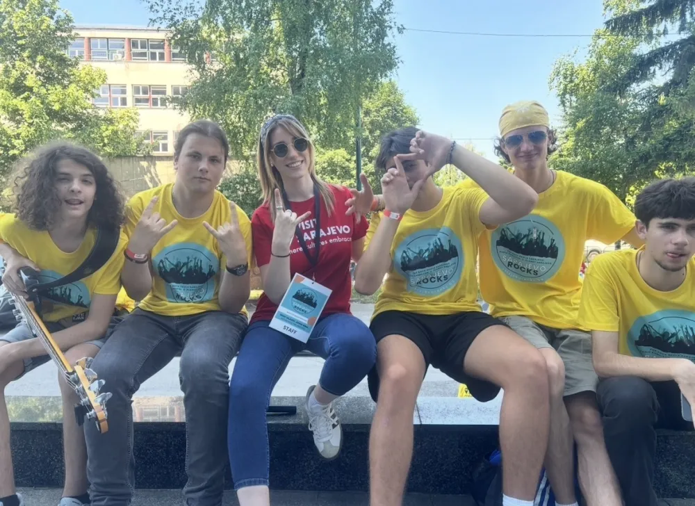 Članovi &scaron;kolskog benda &Scaron;OSMO "Vida Matjan" - bend "Eclipse" sa profesorkom Marijom Gajić
