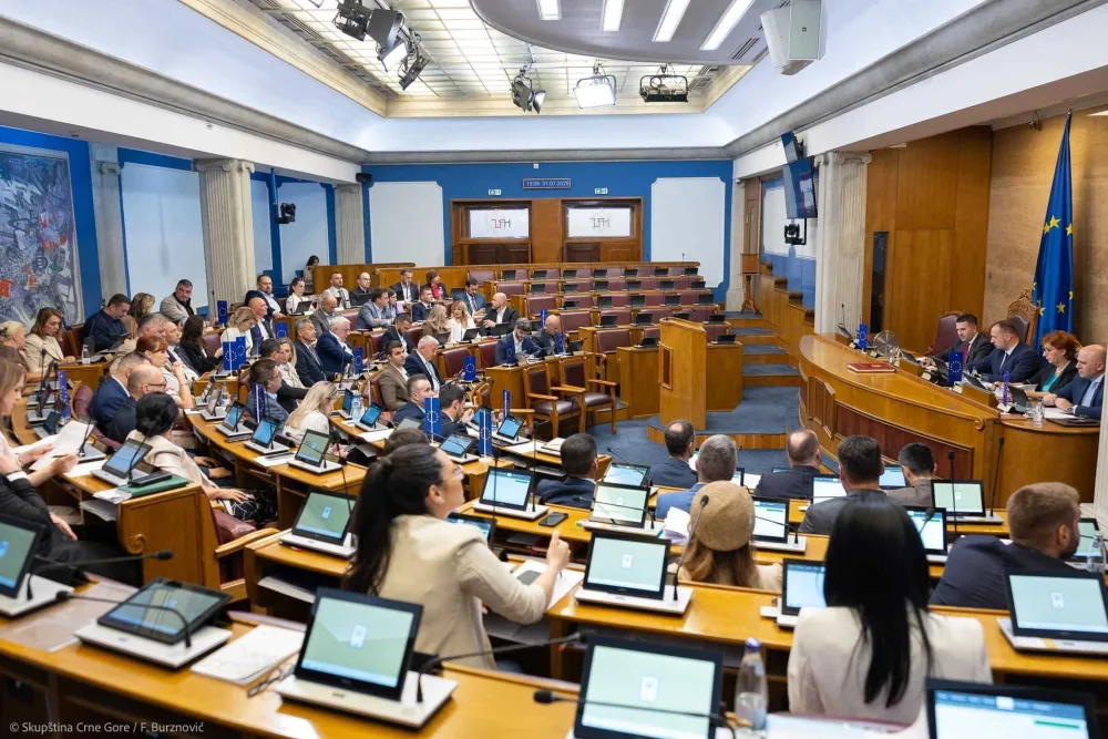 Za junske zarade poslanika 150.000 eura