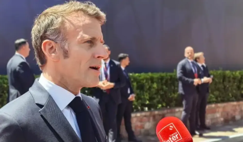 (VIDEO) Makron poku&scaron;ao da poljubi ruku turskoj prvoj dami, njena reakcija izazvala buru na dru&scaron;tvenim mrežama