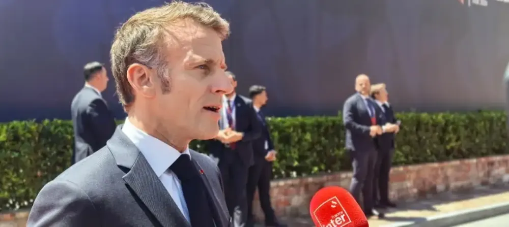 (VIDEO) Makron poku&scaron;ao da poljubi ruku turskoj prvoj dami, njena reakcija izazvala buru na dru&scaron;tvenim mrežama