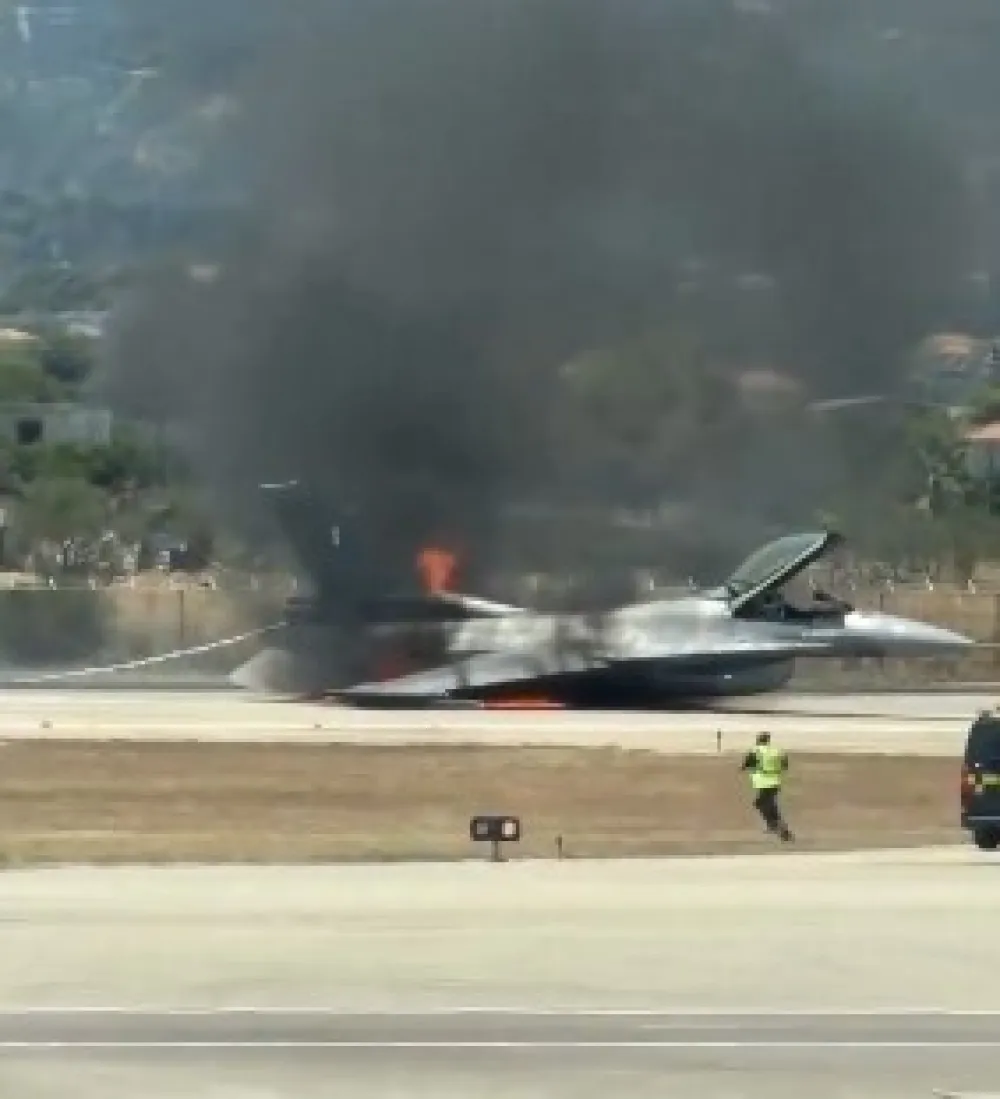 (VIDEO) Zapalio se grčki vojni avion, prinundo sletio na Zakintos