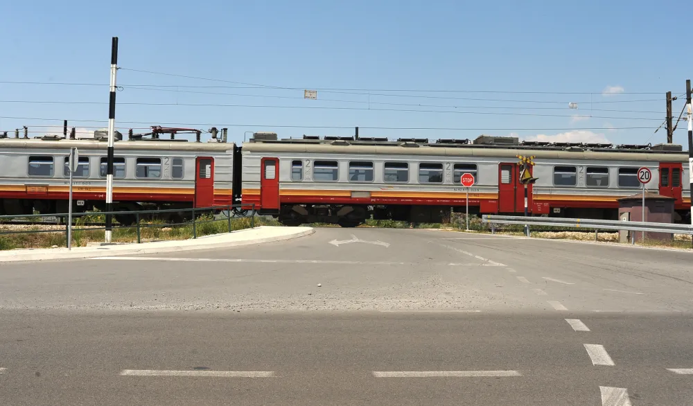 Bar: Voz udario u automobil na pružnom prelazu, vozač povrijeđen