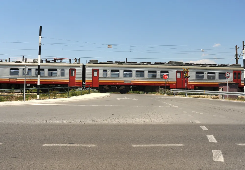 Bar: Voz udario u automobil na pružnom prelazu, vozač povrijeđen