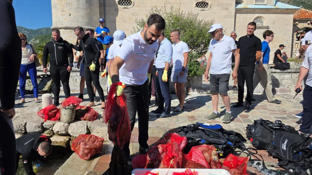 Sa akcije či&scaron;ćenja Bokokotorskog zaliva