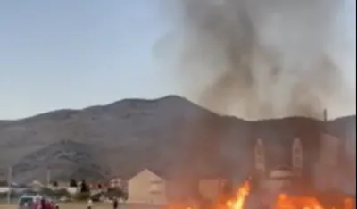   (VIDEO) Vatra ugrozila romsko naselje u Tuzima