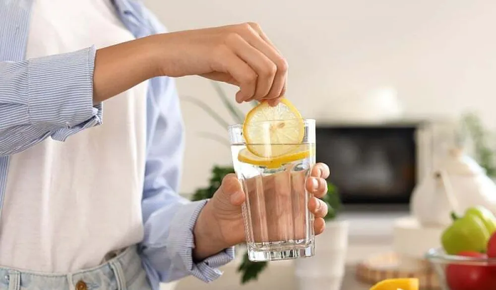 Voda s limunom donosi brojne koristi organizmu: Od hidratacije do mr&scaron;avljenja