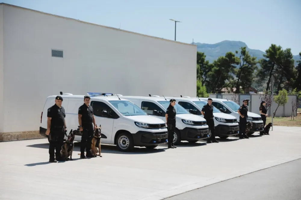 OEBS policiji donirao četiri specijalna vozila za K9 jedinice