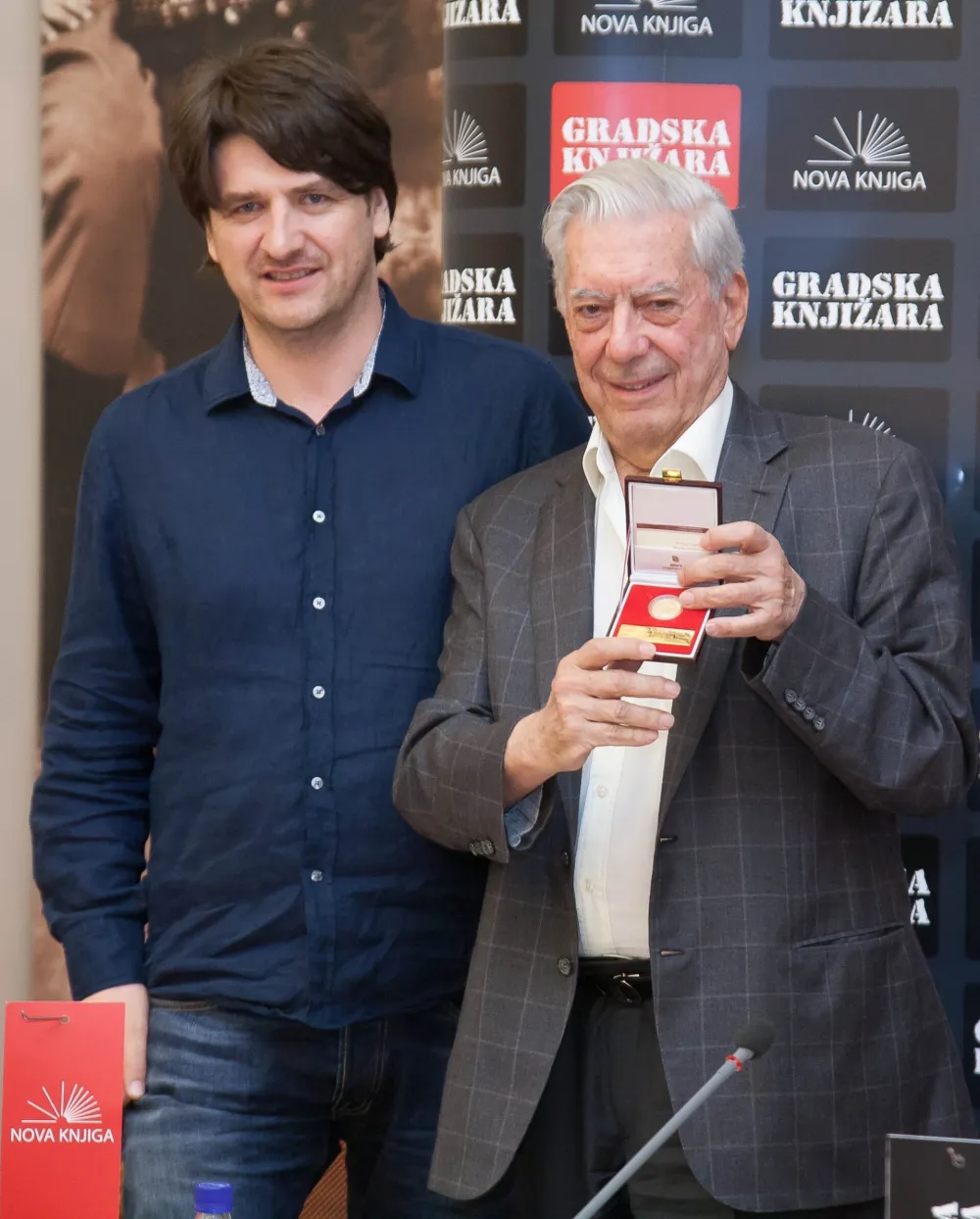 Predrag Uljarević i Ljosa sa nagradom "Književni plamen"