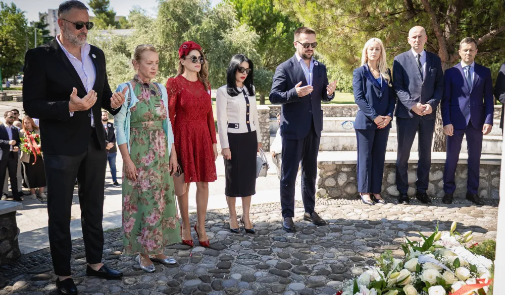 DPS odao po&scaron;tu žrtvama genocida u Srebrenici, položen vijenac u Podgorici
