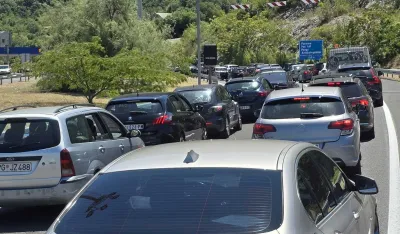 Kilometarske gužve ispred tunela Sozina