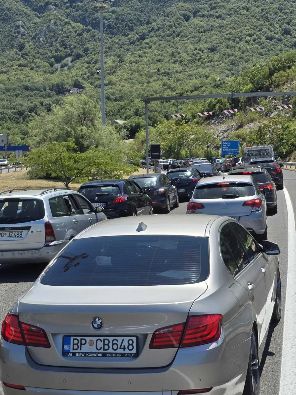 Kilometarske gužve ispred tunela Sozina