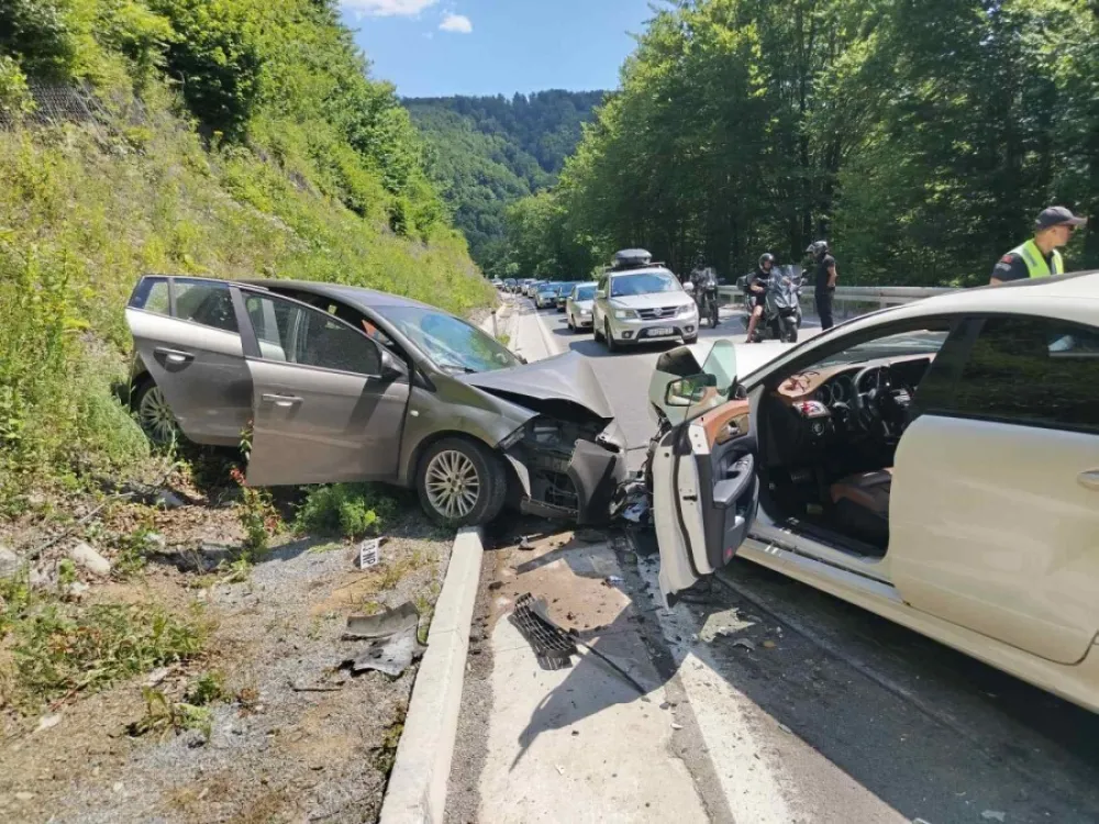 Sudar na putu Kola&scaron;in - Mate&scaron;evo, povrijeđeni transportovani u bolnicu