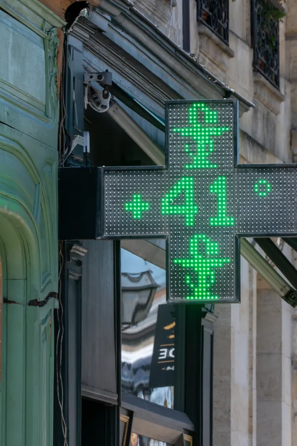 U Parizu prihvatni centri za preosjetljive na vrućinu sa 400 kreveta