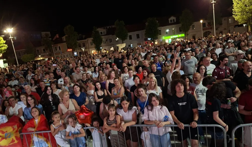 YU grupa zapalila Trg slobode, hiljade građana na koncertu u Nik&scaron;iću