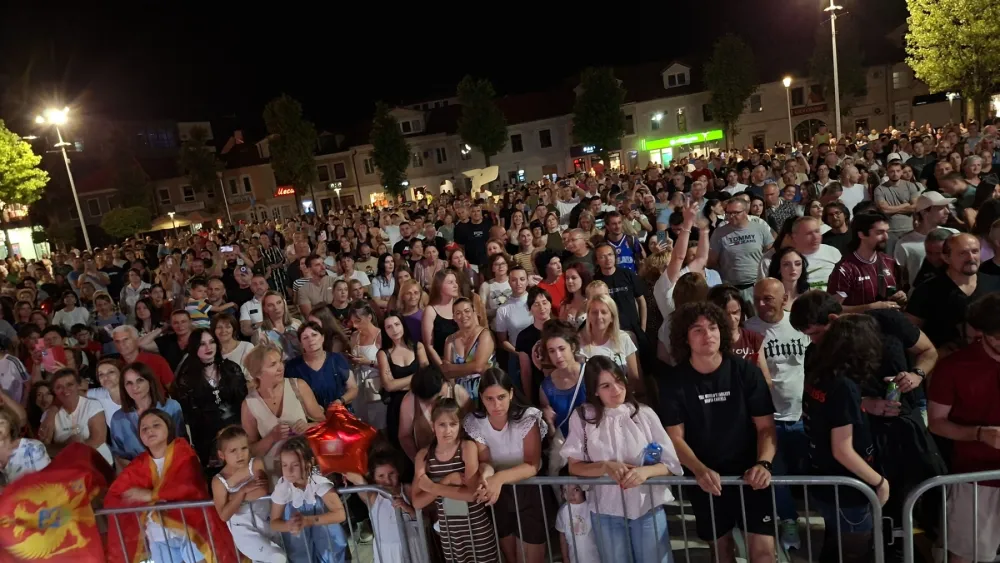 YU grupa zapalila Trg slobode, hiljade građana na koncertu u Nik&scaron;iću