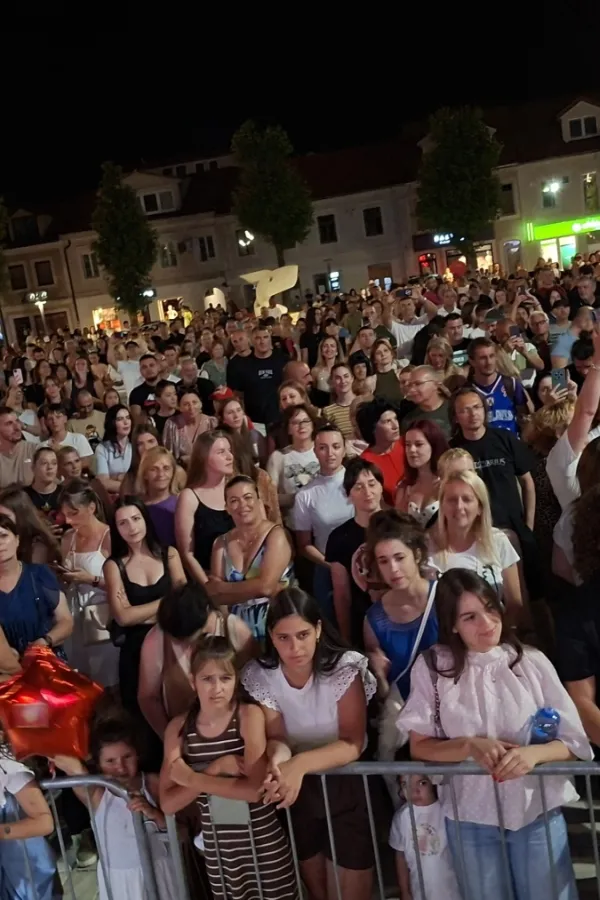 YU grupa zapalila Trg slobode, hiljade građana na koncertu u Nik&scaron;iću