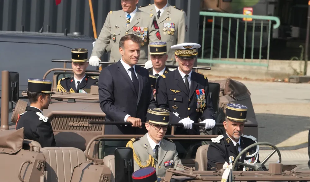 Vojna parada povodom Dana pada Bastilje &ndash; defile vojnika uz nalet aviona sa bojama francuske zastave