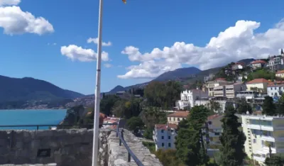 Od sjutra table upozorenja: Zabranjeno kretanje u kupaćem kostimu kroz parkove i gradske ulice