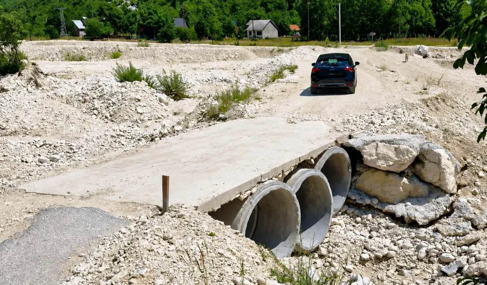 Mje&scaron;tani Komarnice upozoravaju: Turisti svakodnevno prolaze preko jedva prohodnih mostova