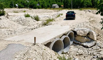Mje&scaron;tani Komarnice upozoravaju: Turisti svakodnevno prolaze preko jedva prohodnih mostova