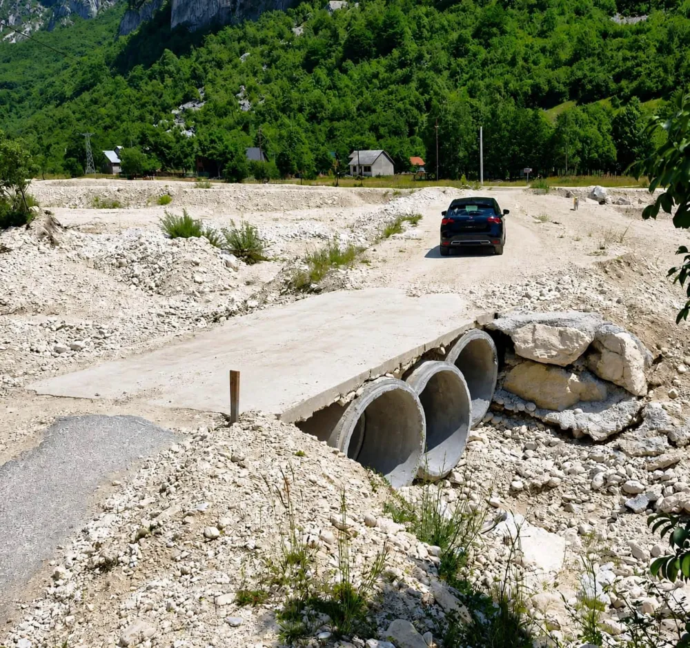 Mje&scaron;tani Komarnice upozoravaju: Turisti svakodnevno prolaze preko jedva prohodnih mostova