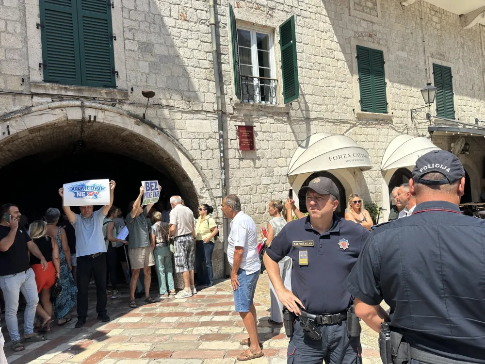Stanovnici Risna i Kotora traže pravo na zdrav život: Kanalizacija u moru, more u slavinama, pra&scaron;ina u vazduhu