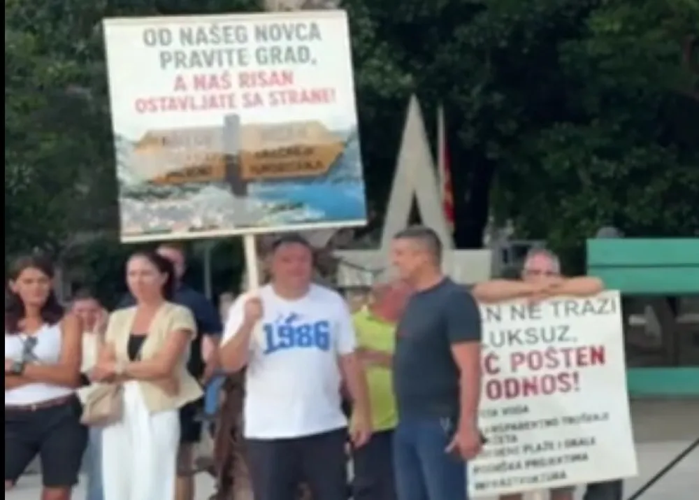 Stanovnici Risna i Kotora traže pravo na zdrav život: Kanalizacija u moru, more u slavinama, pra&scaron;ina u vazduhu