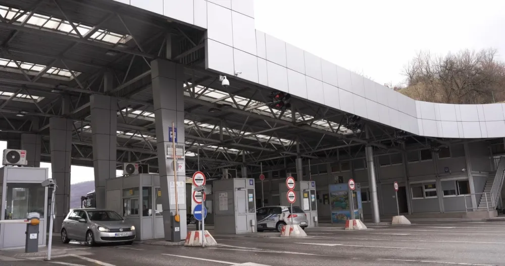 Za pet dana preko crnogorskih granica pro&scaron;lo vi&scaron;e od 580.000 putnika, najveće gužve na Sukobinu, Dobrakovu i Dračenovcu