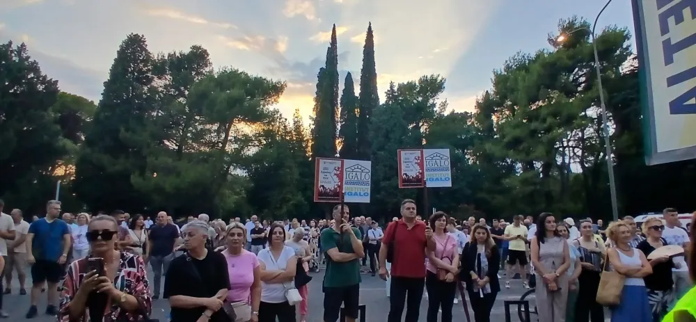 Unija slobodnih sindikata Crne Gore&nbsp;&nbsp;performansom u "5 do 12" traže veće plate