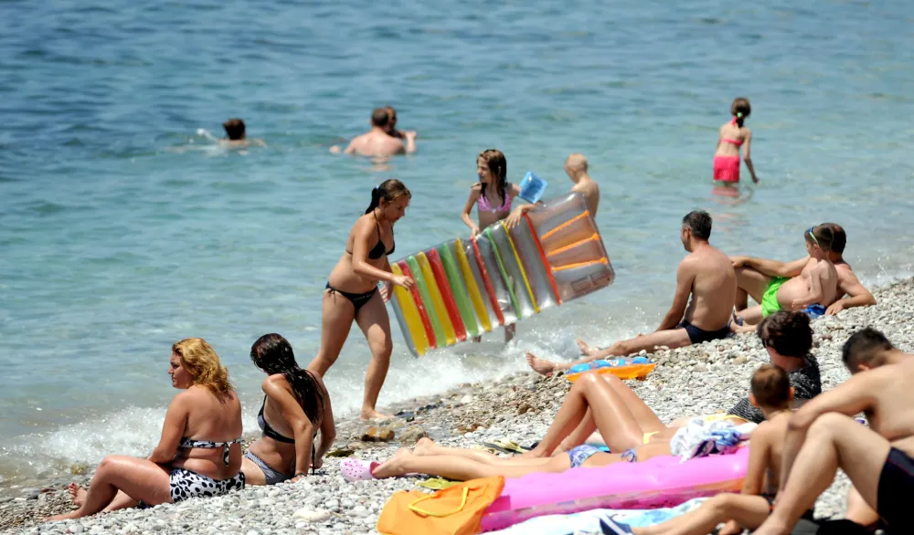Za boravak u kupaćem kostimu van plaže kazne i do 1.000 eura