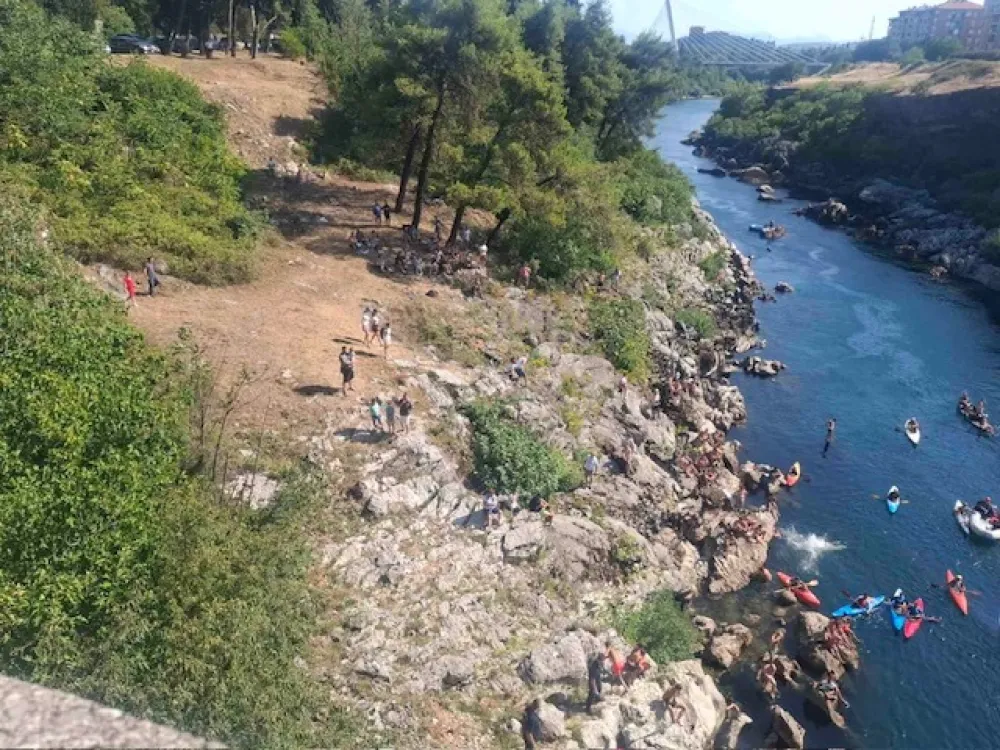 Skokovi u Moraču sa Vezirovog mosta