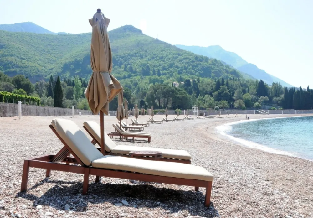 Plažni mobilijar besplatan nakon 17 sati za građane Crne Gore