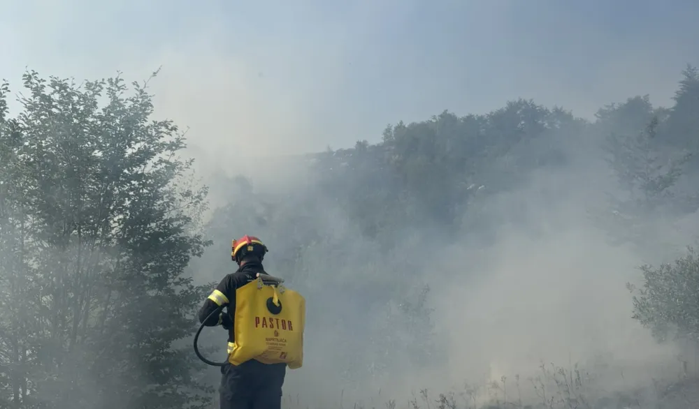 Vatrena stihija na Krnovu ne posustaje: Vatrogasci već treći dan brane sela od požara