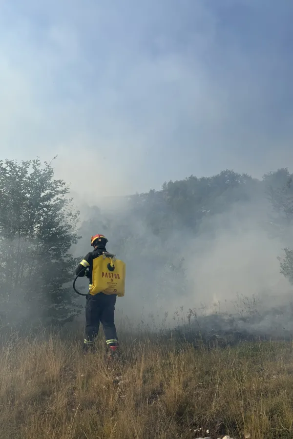 Vatrena stihija na Krnovu ne posustaje: Vatrogasci već treći dan brane sela od požara