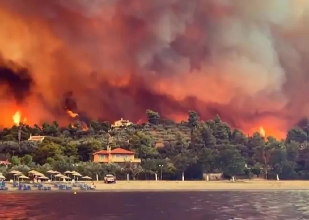 Mje&scaron;tani grčkog ostrva pozvani da se evakui&scaron;u na plažu, na Eviji vatra u blizini kuća