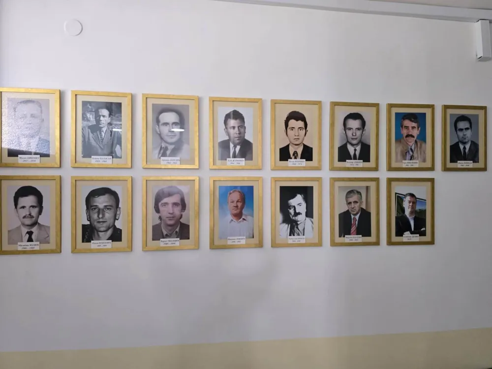 Фотографије челника локалне управе изложене у холу СО Плужине