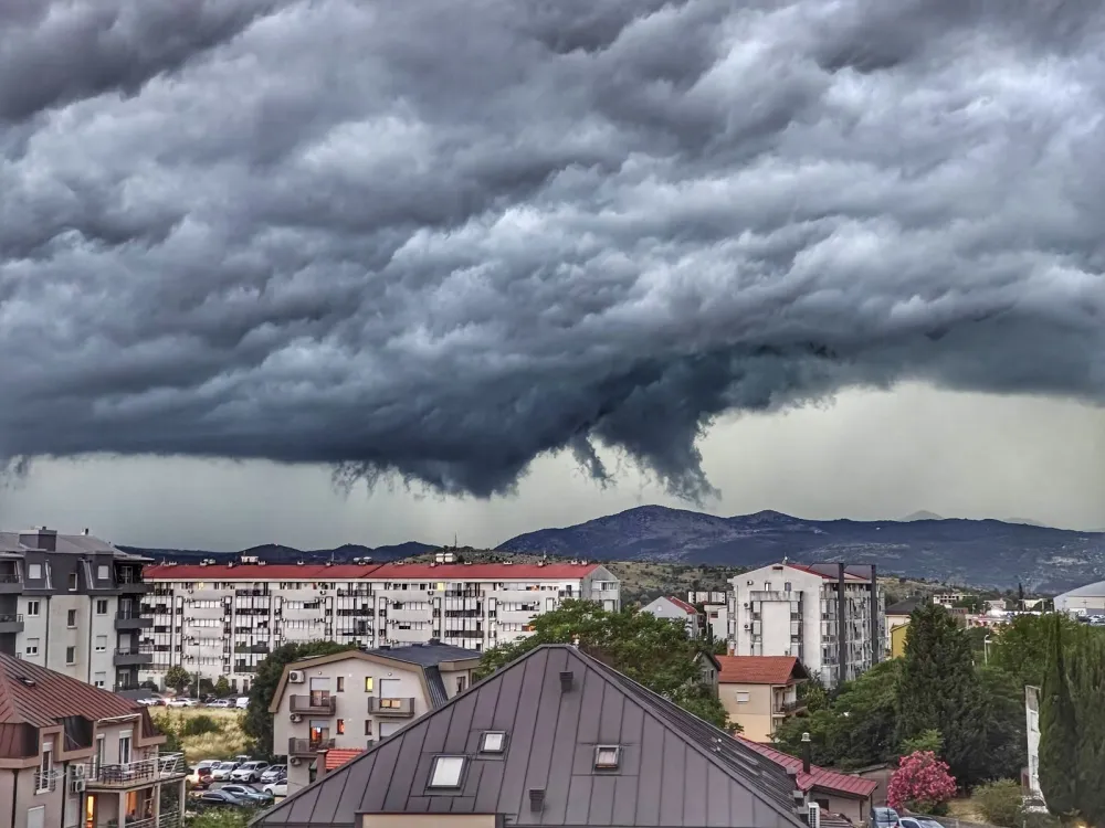 Žuti meteoalarm u Crnoj Gori zbog najavljenog jakog vjetra, lokalnih nepogoda i visokih temperatura