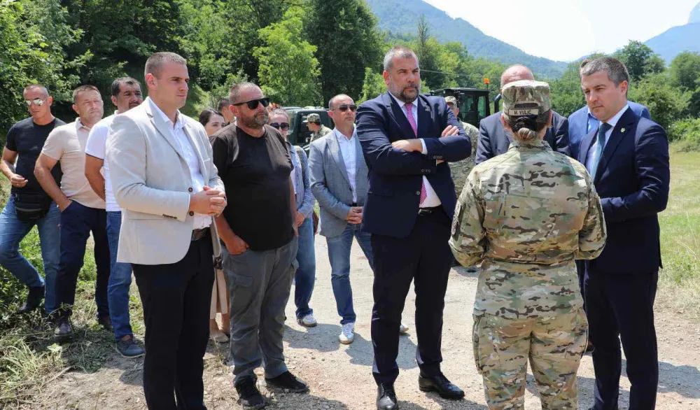 Put poslije decenija stigao do domaćinstava u Konjusima: Vojska Crne Gore probija put do kuća mje&scaron;tana
