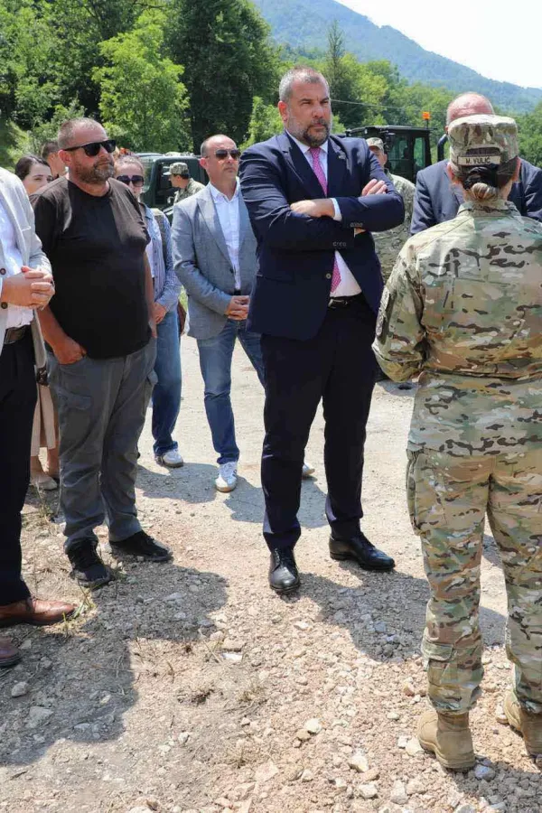 Put poslije decenija stigao do domaćinstava u Konjusima: Vojska Crne Gore probija put do kuća mje&scaron;tana