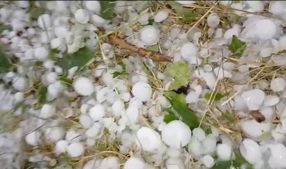 (VIDEO) Nevrijeme za trenutak potopilo Velimlje, grad tukao kao orah